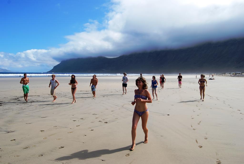 Red Star Surf & Yoga Camp Lanzarote Vandrarhem Famara Exteriör bild