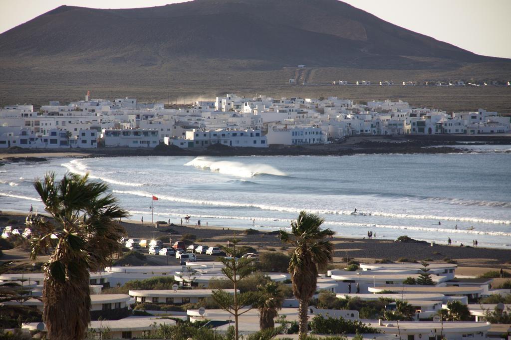 Red Star Surf & Yoga Camp Lanzarote Vandrarhem Famara Exteriör bild