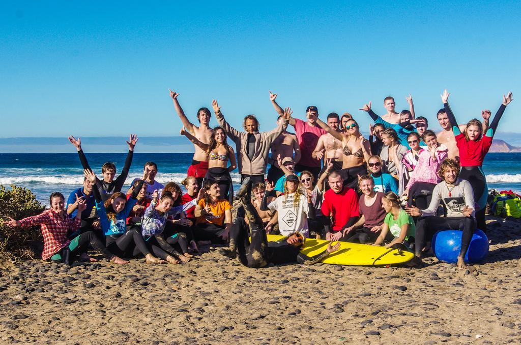 Red Star Surf & Yoga Camp Lanzarote Vandrarhem Famara Exteriör bild