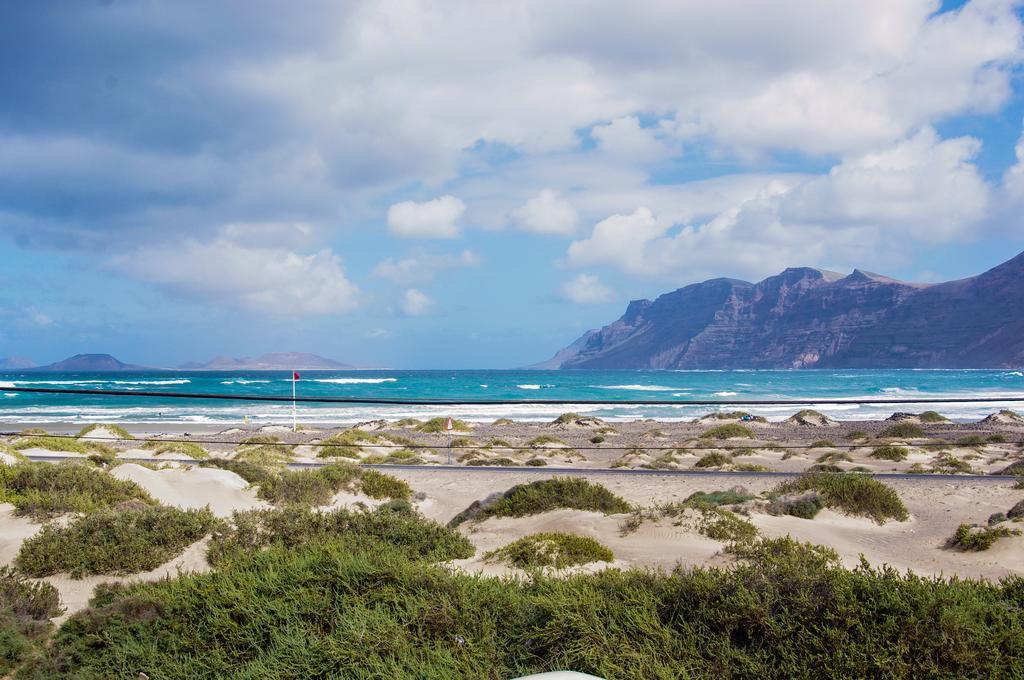 Red Star Surf & Yoga Camp Lanzarote Vandrarhem Famara Exteriör bild