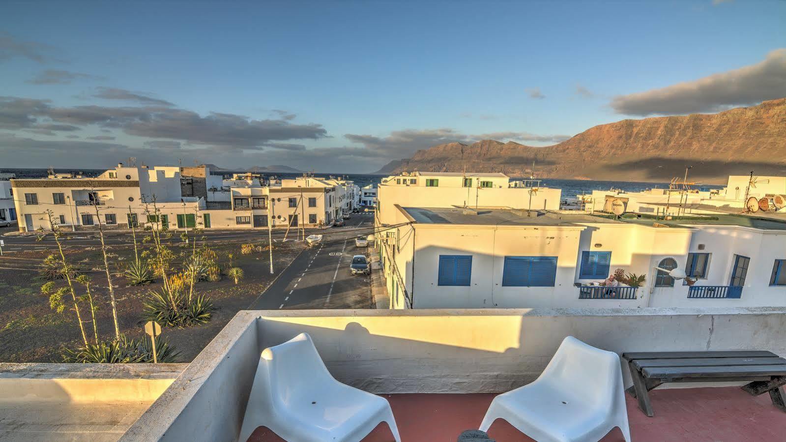 Red Star Surf & Yoga Camp Lanzarote Vandrarhem Famara Exteriör bild