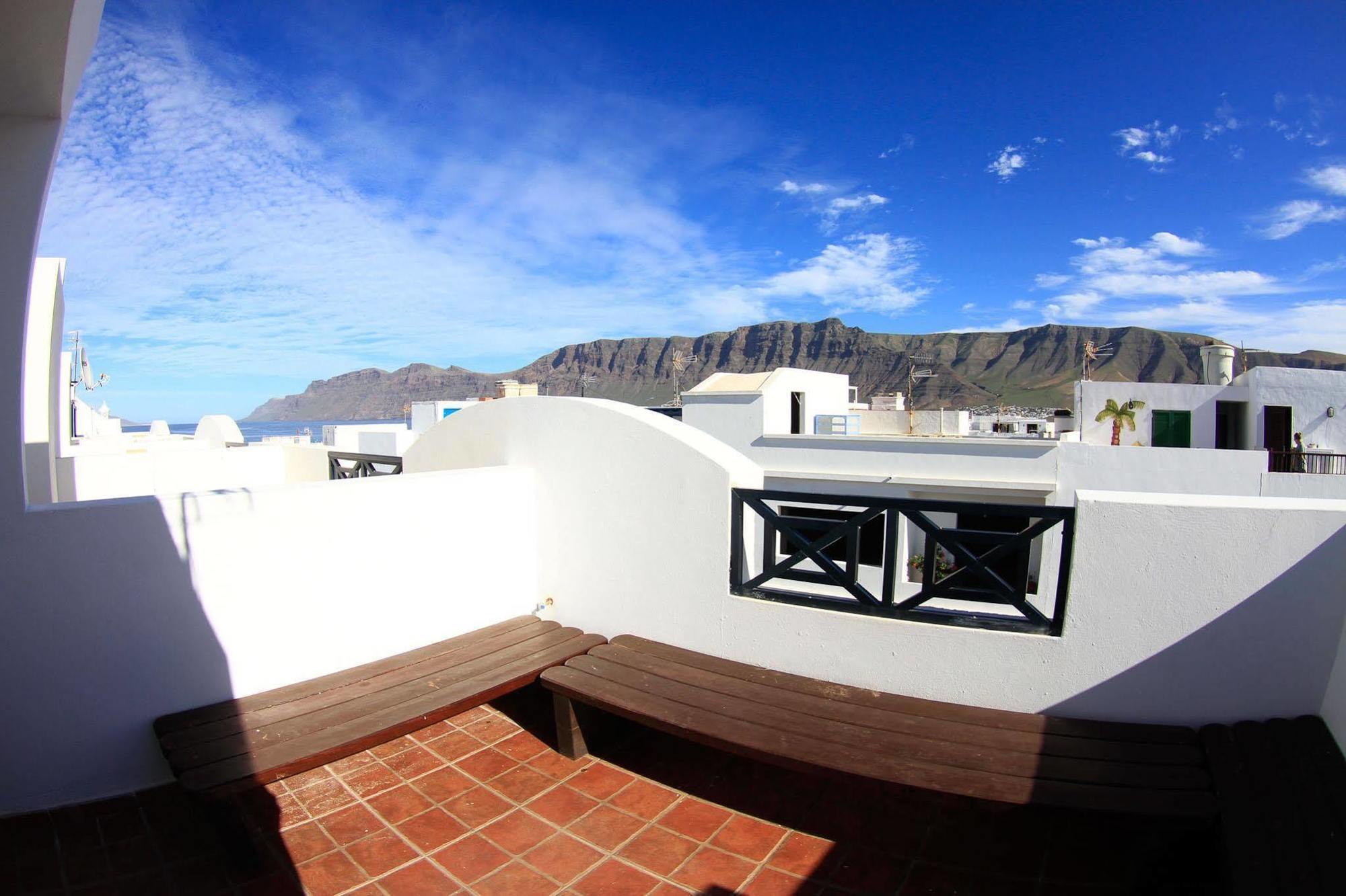 Red Star Surf & Yoga Camp Lanzarote Vandrarhem Famara Exteriör bild